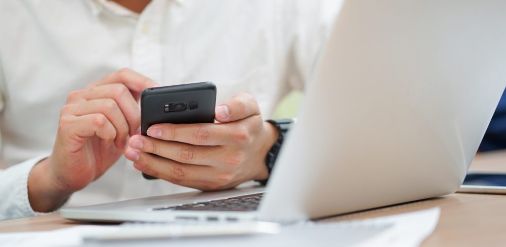 Close,Up,Focus,Man,Hand,Hold,Mobile,For,Work,Or