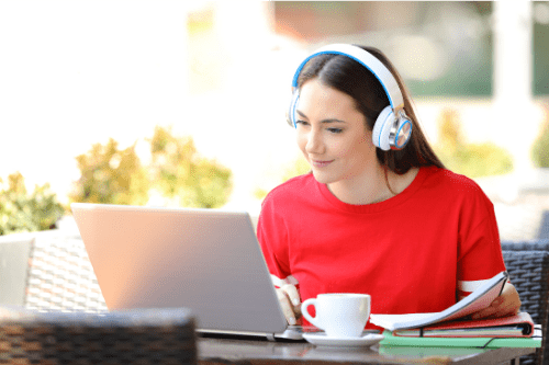 lady working at a cafe with webex by cisco call